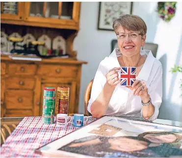  ?? FOTO: ANNE ORTHEN ?? Margret Boeck aus Neuss hat ein halbes Jahr als „Granny Au-Pair“im Londoner Stadtteil Wimbledon gearbeitet. Geblieben ist neben schönen Erinnerung­en auch ein Fotopuzzle der Kinder, die sie betreut hat.
