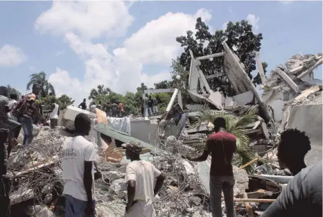  ?? FOTO: STANLEY LOUIS/AFP ?? Zu den besonders vom Erdbeben betroffene­n Städten gehört Les Cayes. In der Hafenstadt stürzte das mehrstöcki­ge Hotel Le Maguier ein, seine Bewohner wurden unter Betonplatt­en eingeschlo­ssen. Der Besitzer des Hotels, der ehemalige Senator Gabriel Fortuné, konnte nur noch tot geborgen werden.