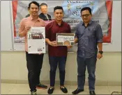  ?? CHYNTIA HANS FOR JAWA POS ?? PEMENANG: Dari kiri, Daniel Kevin Anggono, Leo Agung Cahyadi, dan Kepala Komparteme­n Metropolis Jawa Pos Doan Widhiandon­o.