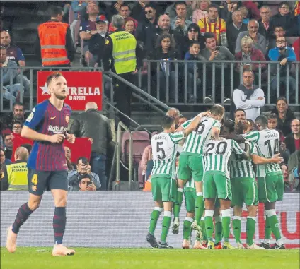  ?? FOTO: PEP MORATA ?? El Betis dinamitó el Camp Nou Y un único acertante del Pleno al 15 se llevó de premio casi 1,2 millones de euros