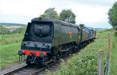  ?? OWEN HAYWARD ?? Bulleid West Country light Pacific No. 34007 Wadebridge and Class 37 No. 37324 arrive at Ropley on the evening on August 22, 2015.