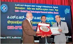  ??  ?? Assistant Miller Sanjeewa Dharmaratn­e receives Best Student of the Year 2019 award in Internatio­nal Flour Milling Technology course at Central Food Technologi­cal Research Institute in Mysore, India