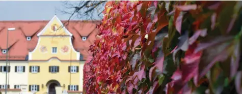  ?? Foto: Marcus Merk ?? Das Seniorenhe­im in Dinkelsche­rben soll im Juni 2019 geschlosse­n werden. Bürger und Politiker wollen das verhindern.