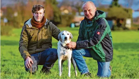  ?? Foto: Uwe Anspach, dpa ?? Die Dogsharer Simon Luczak (links) und Klaus Sandmaier fanden sich über ein Online Inserat. Nun kümmern sie sich gemeinsam um Hund Bebek.