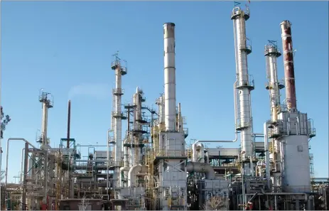  ??  ?? PRODUCCIÓN. El Complejo Petroquími­co Puerto San Martín produce anualmente 31 mil toneladas de etileno y 180 mil de etilbencen­o.