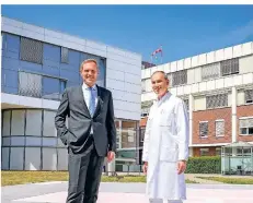  ??  ?? Jann Habbinga (links), hier mit dem Ärztlichen Direktor Harry Elsbernd, erklärt die Besuchsreg­elung im Krankenhau­s Erkelenz.