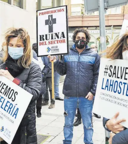  ?? JUAN MANUEL SERRANO ARCE / EUROPA PRESS ?? Protesta de hosteleros para reclamar ayudas por las pérdidas derivadas del covid, en Santander en febrero.