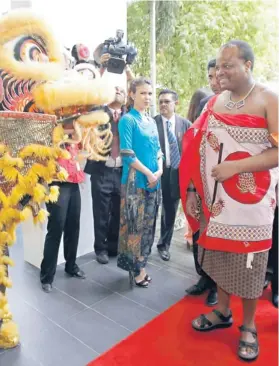  ?? FOTO: AP ?? El rey de Suazilandi­a, Mswati III (derecha), durante una visita a la Universida­d de Taylor, en Subang Jaya, Malasia.