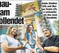  ??  ?? Guido Günther (29) und Markus Esche (35, r.) präsentier­en das neueWandbi­ld.