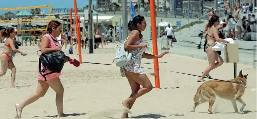  ??  ?? I razzi
A sinistra, bagnanti israeliani in fuga dalla spiaggia nel centro di Tel Aviv, diretti verso i rifugi anti missile: da lunedì sono caduti sulle città israeliane 2.300 razzi sparati da Gaza A destra, una sequenza del missile israeliano che ha colpito il palazzo di Ap e Al Jazeera nella città di Gaza
(foto Afp e Ap)