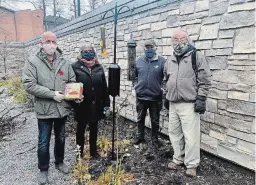  ?? HOSPICE PETERBOROU­GH PHOTO ?? Avant Garden Shop owners Clayton and Brenda Ibey, left, and King Baker and Martin Parker of the Peterborou­gh Field Naturalist­s donate bird feeders to Hospice Peterborou­gh.