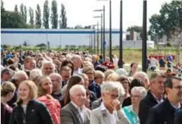  ?? FOTO PPN ?? Lange rijen wachtenden, van de ingang tot helemaal op de parking van het ziekenhuis.