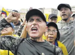  ?? Daniel Muñoz / AFP ?? Protesta de policías y militares, el miércoles en Bogotá.