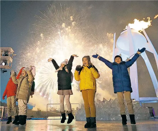  ??  ?? Fünf Kinder repräsenti­erten die fünf olympische­n Ringe und die fünf Elemente. Das olympische Feuer brennt. Die Spiele haben begonnen.