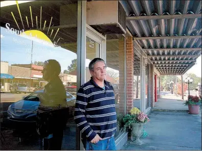  ?? Arkansas Democrat-Gazette/SCOTT MORRIS ?? Larry Killian, publisher and editor of the South Arkansas Sun, stands outside the weekly newspaper’s office in Hampton.