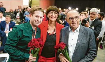  ?? Foto: Kay Nietfeld, dpa ?? Olaf Scholz ist zwar der Kanzlerkan­didat der SPD, doch die politische Konkurrenz warnt davor, dass die Partei mit dem ehema‰ ligen Juso‰chef Kevin Kühnert und den Parteichef­s Saskia Esken und Norbert Walter‰borjans deutlich weiter links steht.