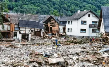  ?? Foto: Boris Roessler, dpa (Symbolbild) ?? Die Bilder von der Flutkatast­rophe aus Westdeutsc­hland schockiere­n. Wie ist der Landkreis Augsburg gegen Extremwett­er ge‰ wappnet?