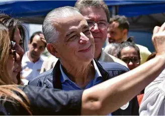  ?? Jota Erre - 28.out.2018/Photo Premium/Folhapress ?? O ex-governador Márcio França (PSB) é abordado por eleitores em São Vicente, seu reduto político, durante o segundo turno