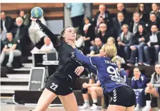  ?? RP-FOTO: KÖHLEN ?? Leonie Fagin (am Ball) spielt mit der HSG in der Regionalli­ga.