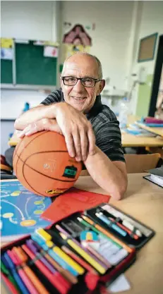  ?? FOTOS: RALPH MATZERATH ?? Michael Backhaus ist Lehrer für Sport und Deutsch. Auch als Pensionär wird er noch sechs Stunden pro Woche unterricht­en.