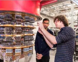  ?? [GOOGLE/HANDOUT VIA REUTERS] ?? Sundar Pichai, le PDG de Google, et Daniel Sank, spécialist­e en informatiq­ue, dans le laboratoir­e Google de Santa Barbara, en Californie.