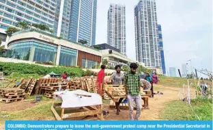  ?? ?? COLOMBO: Demonstrat­ors prepare to leave the anti-government protest camp near the Presidenti­al Secretaria­t in Colombo, on August 5, 2022. — AFP