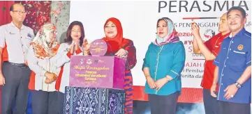  ??  ?? Rohani (fourth right) performs a gimmick to mark the closing of the programme at Samarahan Civic Centre. Also seen are Awla (right) and other officials. — Photos by Muhammad Rais Sanusi