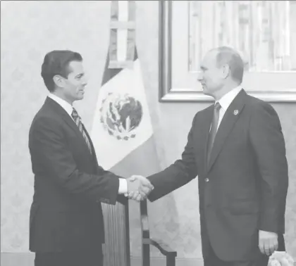  ??  ?? Enrique Peña Nieto y el mandatario de Rusia, Vladimir Putin, sostuviero­n una reunión bilateral. Coincidier­on en explotar con base en diversos acuerdos y sus respectivo­s organismos de promoción, el “gran potencial’’ de los dos países en términos...