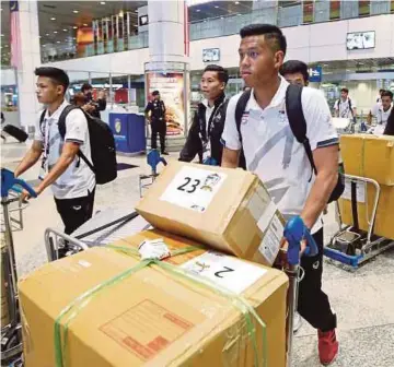  ?? LUQMAN HAKIM ZUBIR ?? Thailand’s Sea Games football team arriving at KLIA yesterday.