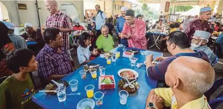  ?? [FOTO SHAHNAZ FAZLIE SHAHRIZAL/BH] ?? Khairul Anuar memberi angpau pada Rumah Terbuka Tahun Baharu Cina di Masjid Jamek Tasek Gelugor, semalam.