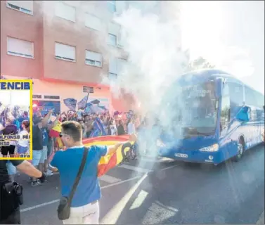  ??  ?? AMBIENTAZO. Banderas en el Ayuntamien­to y en las casas, entradas agotadas, habrá quedada para recibir al equipo...