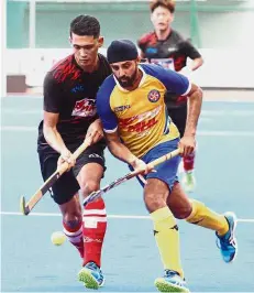  ??  ?? Run for it: UniKL’s Baljit Singh is challenged by KLHC’s Muhammad Rashid Baharom during the semi-final match of the Tan Sri P. Alagendra Cup yesterday. Left: Jang Jong-hyun. — M. AZHAR ARIF / The Star