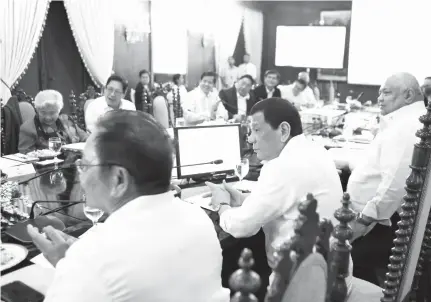  ?? (PRESIDENTI­AL PHOTO) ?? 33rd CABINET MEETING. President Rodrigo R. Duterte presides over the 33rd Cabinet Meeting held at the Malacañan Palace.