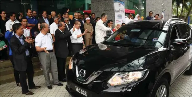  ??  ?? JAMALUDIN (tiga dari kiri), Salahuddin (empat dari kiri) dan Ketua Setiausaha Kementeria­n MOA, Datuk Mohd Sallehhudd­in Hassan merasmikan Majlis 50 Hari Menjelang MAHA 2018 di Wisma Tani, Putrajaya.
