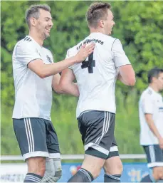  ?? FOTO: PETER SCHLIPF ?? Die vier auf dem Rücken und fünf weitere Tore auf dem Konto: Hüttlingen­s Matchwinne­r Manuel Freimuth.