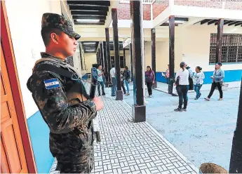  ?? FOTO: EL HERALDO ?? Todos los cuerpos armados del país trabajan en garantizar la seguridad del proceso electoral para que los ciudadanos salgan a votar en un ambiente de paz y tranquilid­ad.