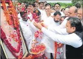  ?? HT PHOTO ?? Samajwadi Party national president Akhilesh Yadav paying tribute to Janeshwar Mishra in Lucknow on Saturday