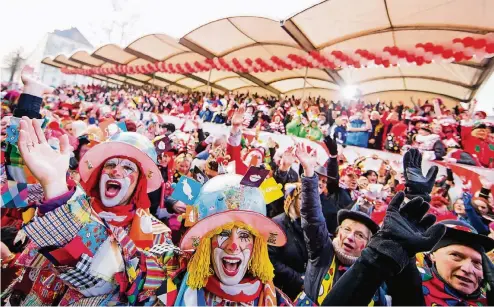  ??  ?? Alaaf in Köln (Foto), Helau in Düsseldorf – gesund ist beides, sagt der Wissenscha­ftler. Im Karneval fänden die Menschen leichter zusammen.