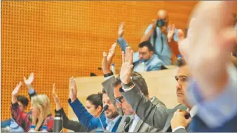  ?? ?? ARRIBA LAS MANOS. El bloque de Hacemos Unidos por Córdoba, junto a tres opositores, aprobó la nueva ley de Seguridad. La oposición se retiró del recinto.