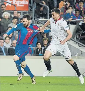  ?? FOTO: MANEL MONTILLA ?? Clément Lenglet, central zurdo de 23 años del Sevilla FC El francés también se incorporar­ía en julio