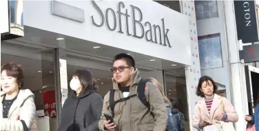  ??  ?? An outlet of Softbank in Tokyo. Agence France-presse