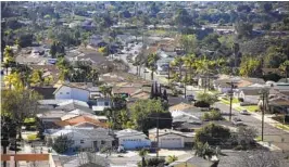 ?? K.C. ALFRED U-T ?? El precio de la vivienda en el condado de San Diego aumentó un 29.1 por ciento anual hasta febrero. En la foto: Casas en Clairemont.