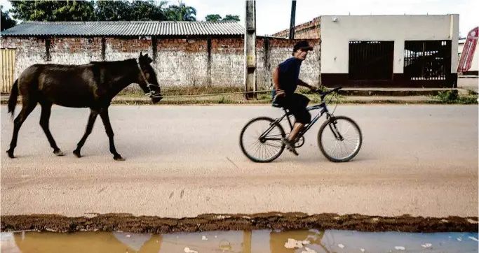  ?? ?? Ciclista na avenida Amazonas, via que liga o extremo leste ao centro; bairros novos, que oficialmen­te ainda estão na zona rural, ficam descoberto­s pelo transporte público, segundo especialis­ta