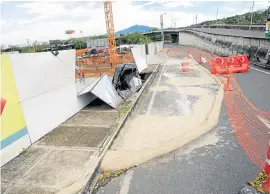  ??  ?? EN ESTA FOTO SE OBSERVA el hundimient­o de un tramo del andén que colinda con la obra. Ayer, la constructo­ra Celeus Group anunció que el paso por esta vía que une la glorieta San Mateo con la Autopista Internacio­nal a San Antonio, estará cerrado hasta la segunda semana de septiembre.