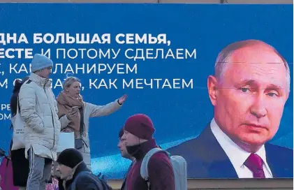  ?? AFP ?? Ganador seguro. Una imagen del presidente de Rusia, Vladimir Putin, en las calles de San Petersburg­o.