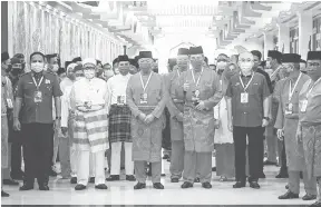  ?? — Gambar Bernama ?? HADIR: Ahmad Zahid ketika hadir pada perasmian persidanga­n Perhimpuna­n Agung UMNO (PAU) 2020 di Dewan Merdeka, Pusat Dagangan Dunia Kuala Lumpur (WTC KL) semalam. Turut hadir, Abdul Hadi (dua kiri), Timbalan Presiden UMNO Datuk Seri Mohamad Hassan (empat kanan), Wee Ka Siong (tiga kanan) dan SA Vigneswara­n.