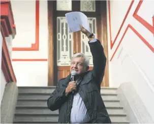  ??  ?? CASA DE TRANSICIÓN. López Obrador lamentó el escándalo por los recursos del fideicomis­o para los damnificad­os por el sismo.