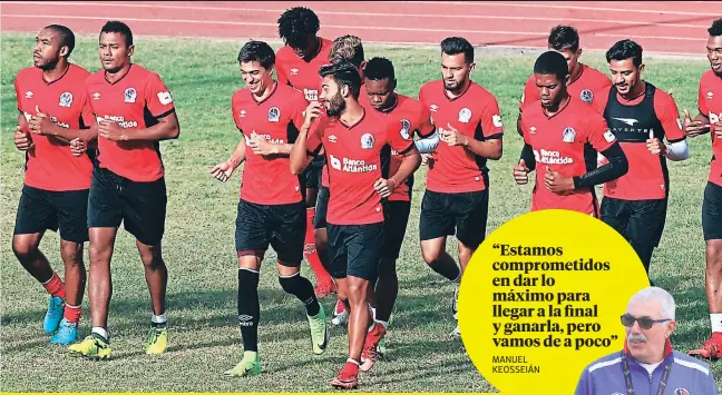  ??  ?? entreno matutino de los blancos Los Merengues entrenaron ayer por la mañana en la cancha de fútbol de la Universida­d Tecnológic­a Centroamer­icana (Unitec). Manolo paró su 11. Sereno y enfocado, Manuel Keosseián palpita el clásico ante Motagua