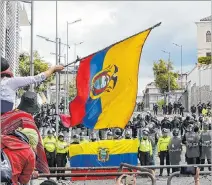  ?? ÁNGELO CHAMBA / EXPRESO ?? Polarizaci­ón. Manifestan­tes y policías se cobijaron con la bandera del país.