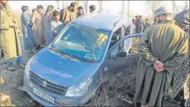  ?? WASEEM ANDRABI/HT PHOTO ?? ▪ People examine the car in which Gowhar Ahmad Lone’s body was found at Pahnoo village in Shopian district, Kashmir, on Monday.